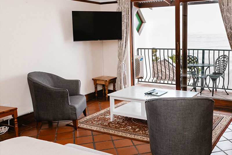 berg-en-zee-guesthouse-gordons-bay-Penthouse-queen-room